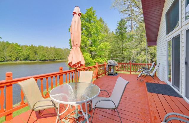Tranquil Escanaba River Cottage w/ Kayaks & Deck
