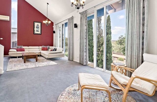 Tranquil Family Escape Breathtaking Brimbank Views