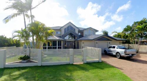Tranquil Getaway With Pool, Outdoor Kitchen and Bar