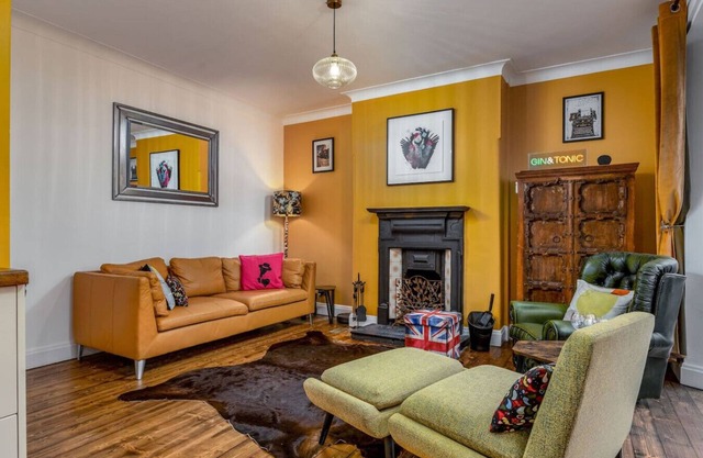 Tranquil Glasgow Retreat: Free Parking & Garden