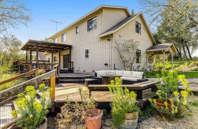 Stunning home with lush garden & furnished deck