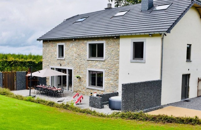 Casa en Manhay con amplio jardín, jacuzzi e infraestructura para caballos.