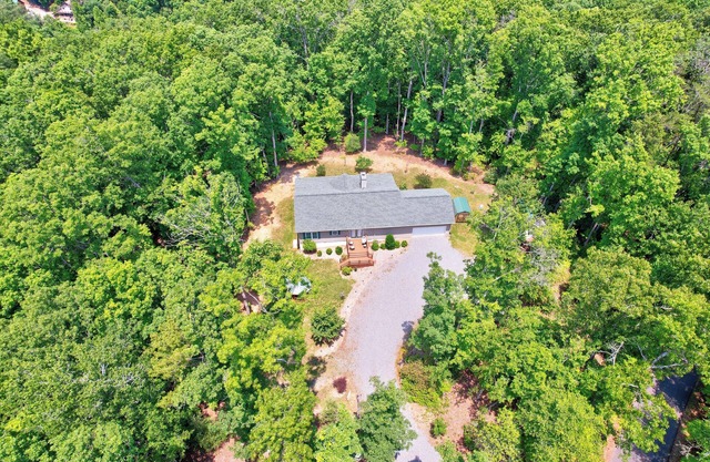 Tranquil house on 10 acres in Blue Ridge/boat and tv parking/fire pit