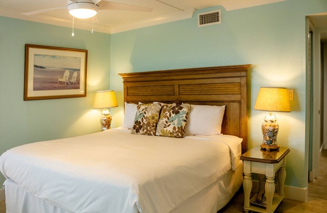 Tranquil Island Getaway with Scenic Views, Beach Walks & Kayak Rentals