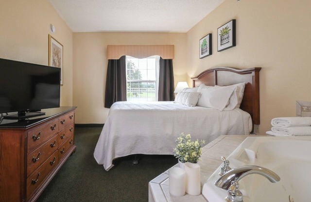 Tranquil Island Room with Indoor Swimming Pool – Ideal for Adventurers