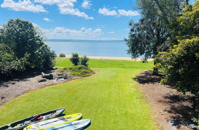 Tranquil Lake Side Retreat: Your Perfect Getaway In Holdens Bay