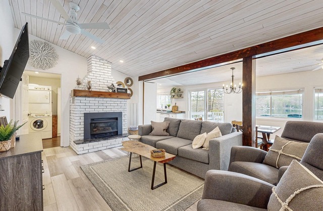 Tranquil lakeside cottage with modern comforts, waterfront views & outdoor fun