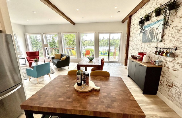 Tranquil Lakeside Home w/hot tub & sauna - 20 mins from city of Halifax!