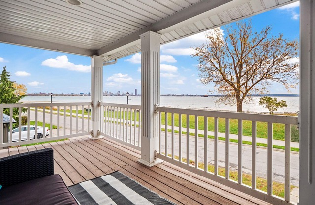 Tranquil Lakeview Oasis Balcony WIFI Free Parking