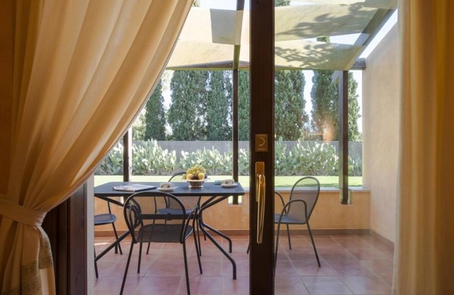 Tranquil Lantana Resort Hotel & Apartments for 5 People 1,5km From Beach