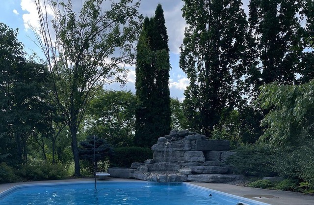 Tranquil Luxury Getaway 10-Acre with Hot Tub/Pool also on Air B&B