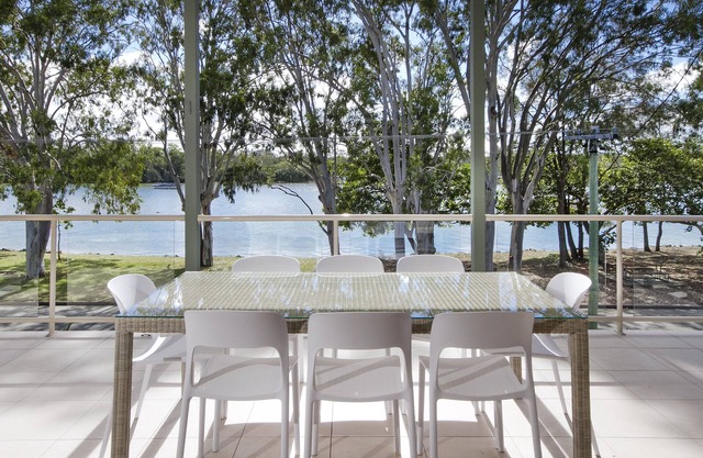 Tranquil & Modern Riverside Getaway