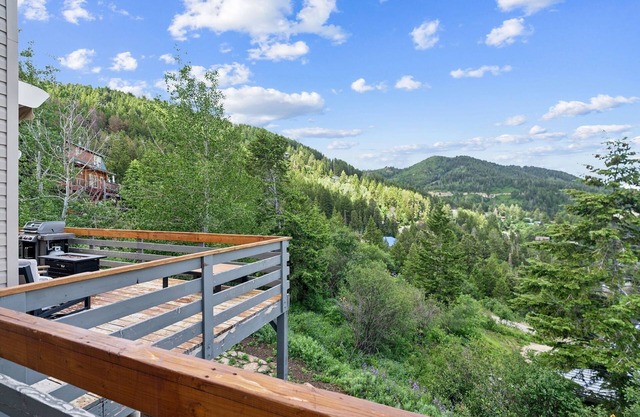 Tranquil Mountain Retreat | Scenic Views & Hot Tub by RedAwning