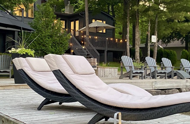 Tranquil Muskoka: Modern Interior, Sandy Beach, Sauna, Large Deck & Dog friendly