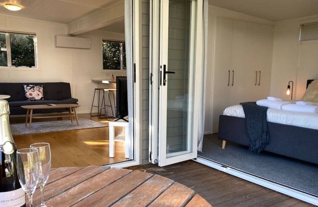 Awesome Mt Eden 1BR Unit | Wifi-Carpark & Heatpump