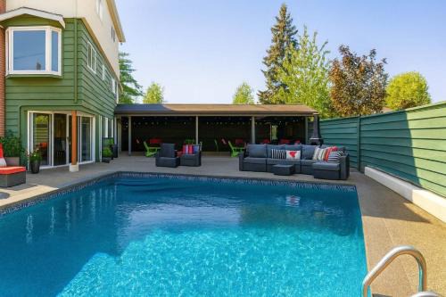 Tranquil Oasis 2 bedroom Suite with Pool View