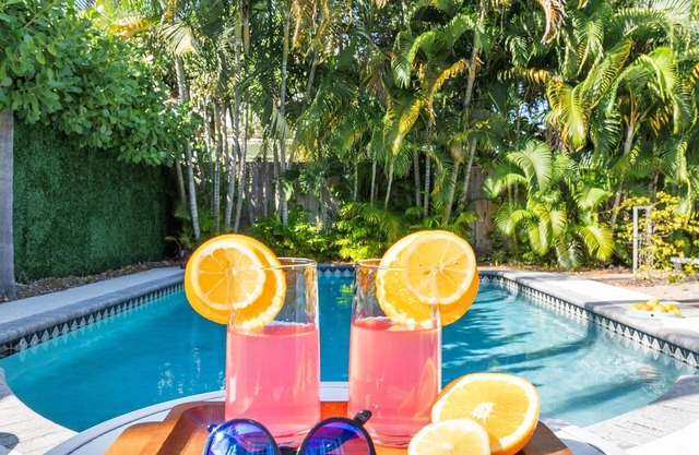 Tranquil Oasis: Newly Renovated Villa, Heated Pool, Private Garden Retreat