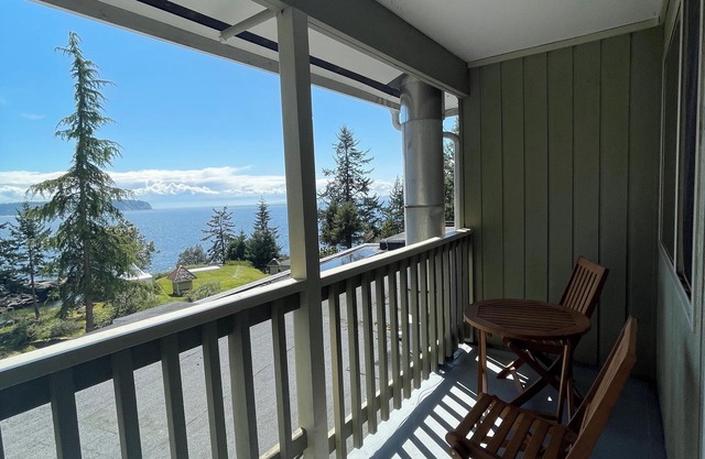 Tranquil Oceanview Lodge B