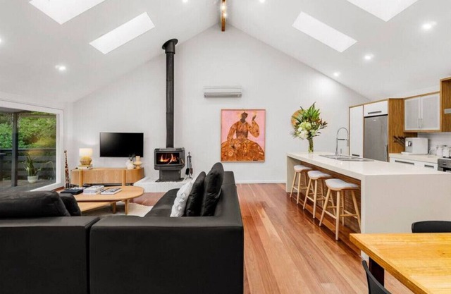 Tranquil, open-plan designer escape 25km from CBD
