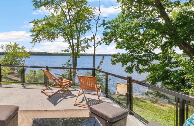 Tranquil Private Lakefront Cottage Haven - 1.5 hr from T.O
