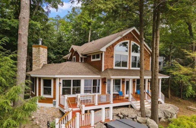 Tranquil Private Lakefront 4BD Cottage with All Seasons Outdoor Hot tub