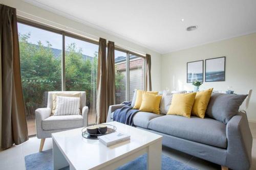 Tranquil Retreat in Point Cook Spacious 5BR Oasis