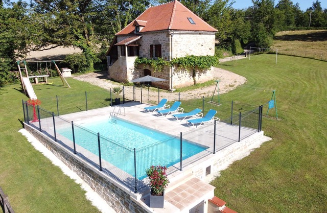Ideal casa de vacaciones en Rueyres con piscina