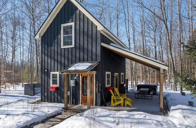 Tranquil Retreat Nestled Among the Trees – Access to Waterfront!