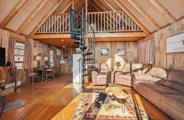 Tranquil Rocky Top Cabin with Mountain Views! by RedAwning