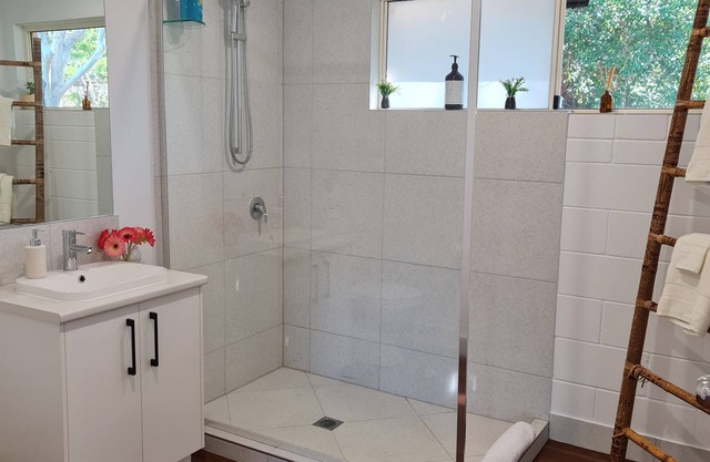 Tranquil Space in newly renovated Cottage in Cooroibah