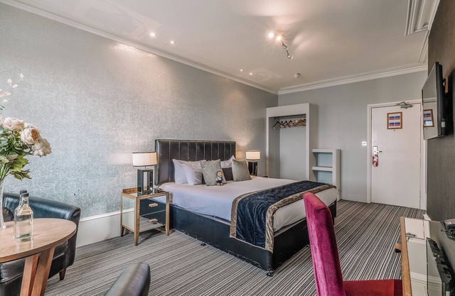 Tranquil Stay by the Sea Near Local Landmarks & Seafront Gardens