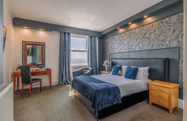 Tranquil Stay by the Sea Near Adventure Island & Local Hotspots