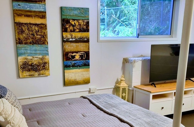 Tranquil studio retreat. Walk to Buderim Village.