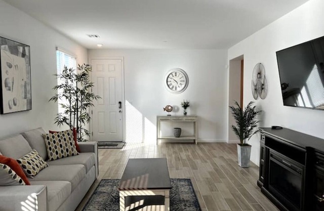 Tranquil & Stylish ~ 5★ Location, ♛Queen Beds