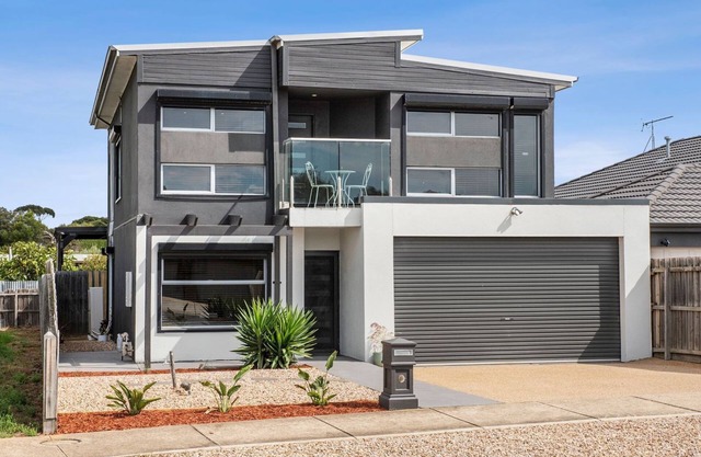 Tranquil Turnberry - Modern home, only 350 metres to St Leonards town centre.