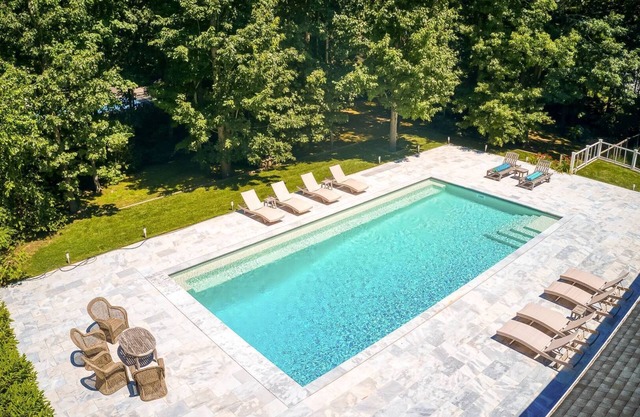 TRANQUIL RESORT STYLE RETREAT WITH LUXURY GUNITE POOL 2 MIN FROM SANDY BEACHES