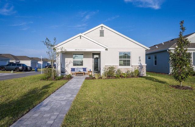 Tranquil Vacation Haven in Vibrant Waterside Community
