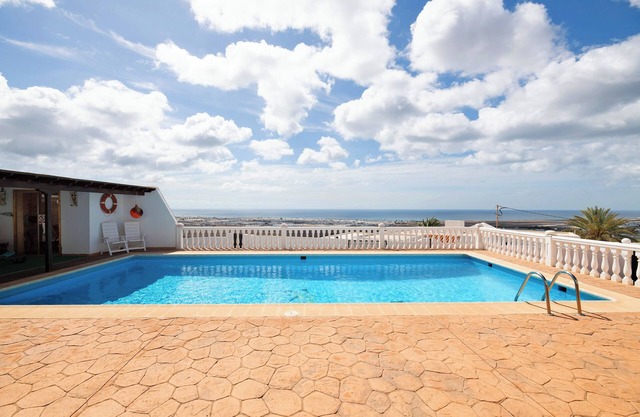 Tranquila Villa Calera 2 con piscina compartida, vista al mar, terraza y Wi-Fi