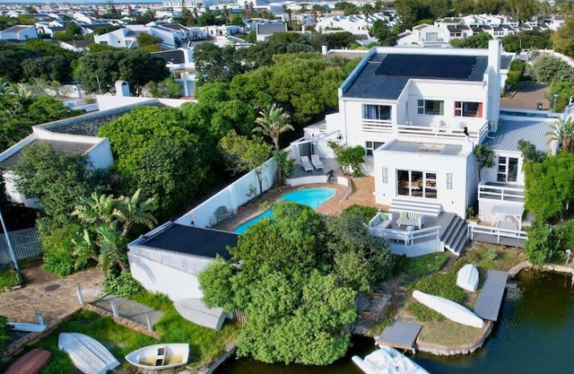 Tranquil Waterfront Hideaway with Stunning Views