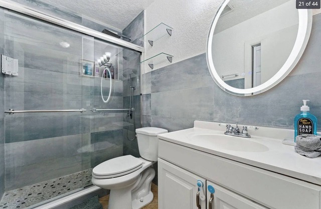 Tranquil Waters Charming 3-bedroom house Heated Pool serene Dania Beach