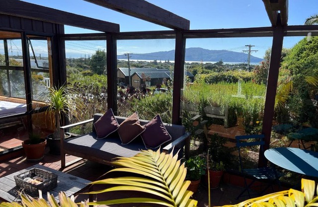 Tranquility Base - Waikanae Beach Holiday Home