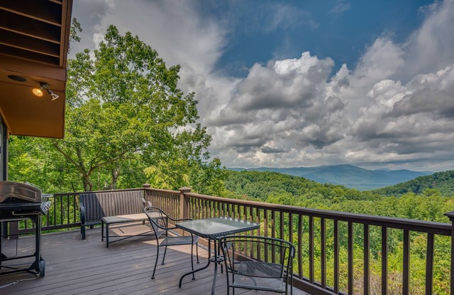 Tranquility Cabin with Mountain Views Pet Friendly