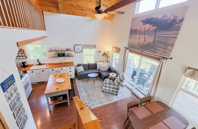 Tranquility Heights: Deck, 3.5 acres, Darts, Movie Room, Desk w/Printer