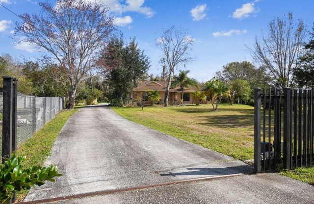 TRANQUILITY! PRIVATE Gated Estate! Boats, RVs OK! Has Separate Apt, Fishing, Hiking, LOW Rates!