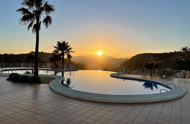 Tranquility, sun, breathtaking views & 7 minutes drive to sea