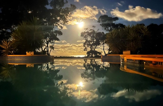 Tranquillo · Boutique coastal retreat overlooking the ocean with pool/spa