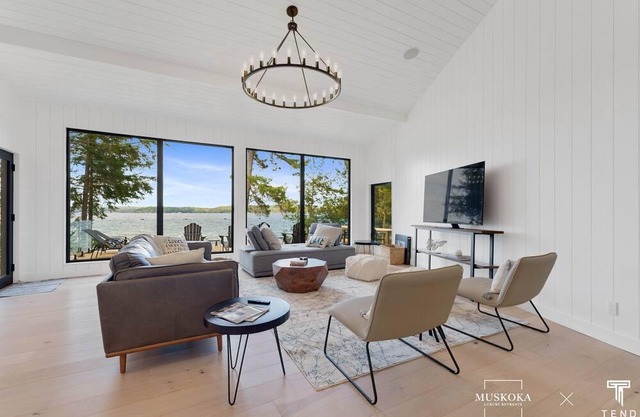 Tranquilo newly Renovated gem on Lake Rosseau. Sleeps 12 3 Bedrooms 2 Bathrooms