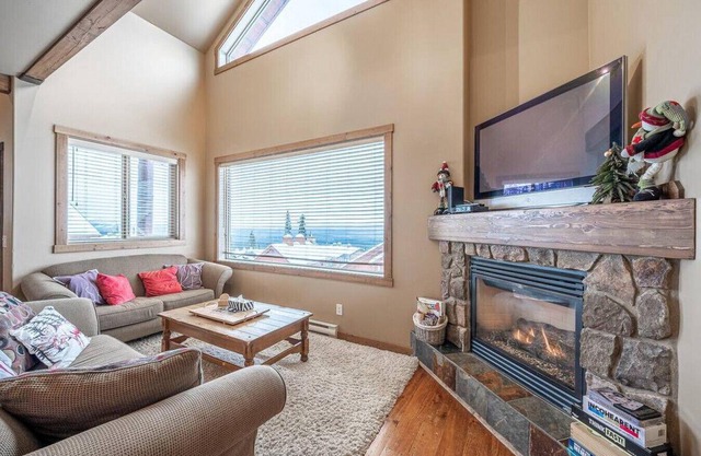 Trapper's Lodge–4 Bd w/Great View, Private Hot Tub