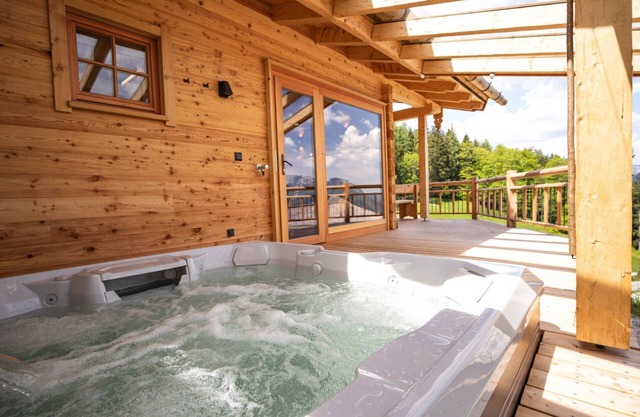 "traudl Alm" für 4-6 Personen, 2 Separate Schlafzimmer, Terrasse mit Bergblick, Whirlpool, Infrarotliegen