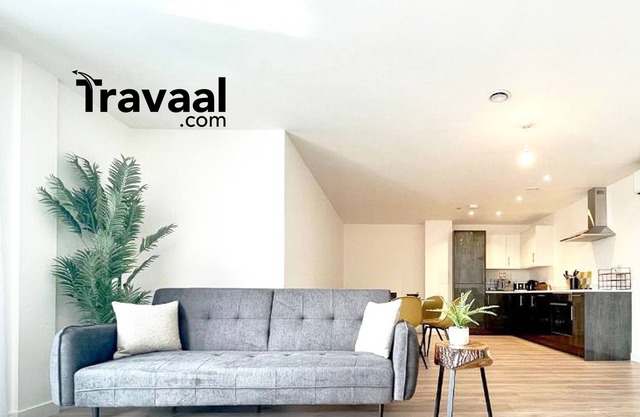 Travaal.©om – 2 Bedroom Apartment – Farnborough